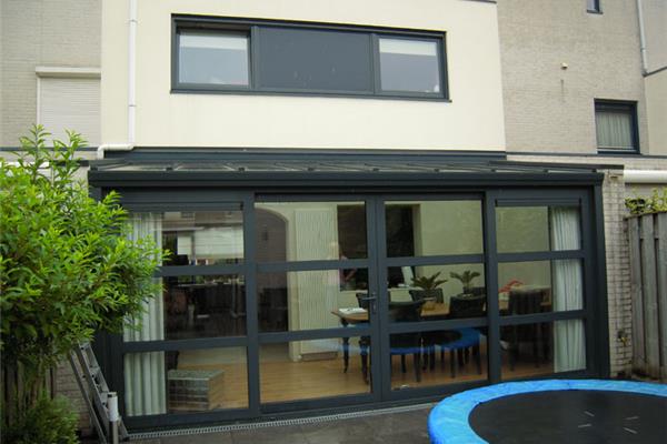 Serre met schuifpui met horizontale verdelingen